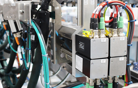 Automatic adjustment of the glue application module in carton gluing: Exact application of the glue in the right place must be ensured.